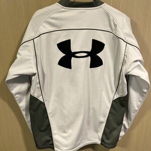 ◆極美品◆UNDER ARMOUR Vネック スポーツトレーナー　プルオーバー暴風　防水　サイズMD