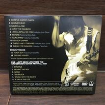 □ B-388 JEFF BECK ジェフ・ベック EMOTION&COMMOTION エモーション&コモーション DVD＋CD+ギターフィギュア 現状品_画像4