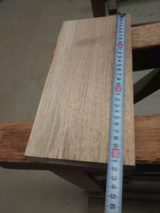くるみ　胡桃　片耳付き　No.1126-B　無垢　乾燥材　板（長さ310㎜ｘ幅150㎜ｘ厚み36㎜）1枚　木材　DIY　棚板　小物作りに