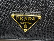 【美品】プラダ PRADA 名刺入れ カードケース ユニセックス ブラック ゴールド 三角ロゴプレート トライアングル_画像5