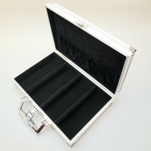 アルミ製　サングラス&メガネフレーム収納BOX　4本入れケース　新品　持ち運び可能で旅行などにどうぞ！　格好いい　内ポケットあり。
