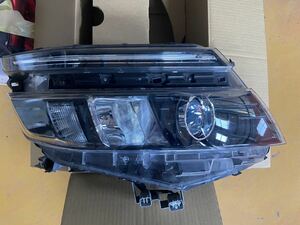 LED ヘッドライト VOXYヴォクシー トヨタ 右 ヘッドライト 81130-28D21 ZRR80