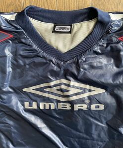 アンブロ 中綿入りピステ ウィンドブレーカー プルオーバー トレーニング　　UMBRO ネイビー 