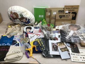 ジャニーズ ( 関ジャニ 嵐 タキツバ NEWS ) 等 カレンダー 写真 ライブ ライト バッグ キーホルダー 等 グッズ 14kg まとめ セット[Q6787]