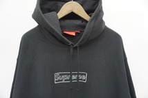 美品正規 21SS Supreme シュプリーム × KAWS カウズ Chalk Logo Hooded Sweatshirt チョーク ボックス ロゴ パーカー シャツ 黒XL本物527N_画像3