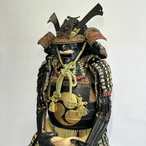 鎧兜 等身大 左三つ巴紋 具足 前立て 龍 鎧櫃付属 （検） 武具 甲冑 兜 鎧 鎧一式_画像4