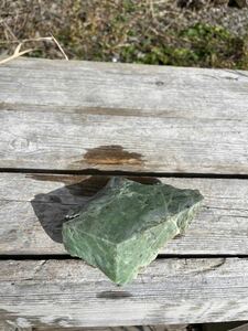 激レア　北海道 日高翡翠　クロム透輝石　超希少　国産鉱物　547g　小さいですが高品質！価値ある鮮やかな緑！これぞ宝石質の塊！必見！