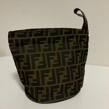 美品　FENDI フェンディ ズッカ 柄　アクセサリーポーチ　ミニハンドバッグ_画像2