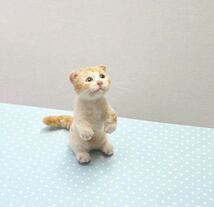【KURIMARU】羊毛フェルト 猫　立ち猫　タレ耳の茶トラ白ちゃん_画像3