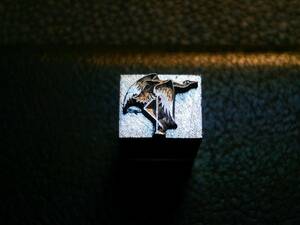 24pt 羽を休める鶴 スワン ツル 鳥 メタルスタンプ 文字飾りにも 装飾 活字 刻印 レザークラフト ハンドメイド