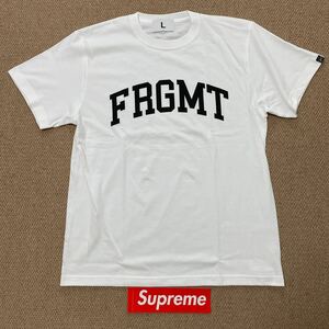 新品 開封のみ フラグメント ユニバーシティ カレッジロゴ Tシャツ サイズL 白 Fragment Design FRGMT UNV TEE supremeステッカー付