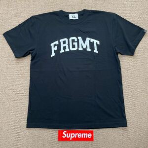 新品 開封のみ フラグメント ユニバーシティ カレッジロゴ Tシャツ サイズXL 黒 Fragment Design FRGMT UNV TEE supremeステッカー付