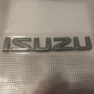 【送料込】ISUZU(いすゞ) 3Dエンブレム(両面テープ付) カーボン 縦2.4cm×横14.4cm プラスチック製 