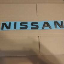【送料込】NISSAN エンブレム マットブラック 横35cm×縦4.5cm×厚さ5ｍｍ　ビッグサイズ _画像1