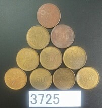 3725 小型50銭黄銅貨幣10枚年号無選別_画像1