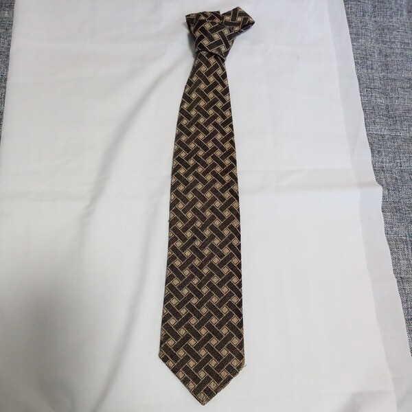 ネクタイFirenze made in ITALY。30年くらい前に、イタリアにて購入 昔のサイズ、剣先9、5センチです。65%WOOL 35%SILK 配送料無料。