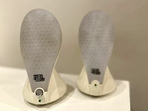 ☆美品中古JBLスピーカー duet・ホワイト（PC、卓上、小型、アンプ内蔵）☆スピーカー ペア JBL パワードスピーカー 