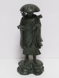 kk28-8839[TOM] 仏教美術 秀雲 作 弘法大師 高さ24cm 青銅 立像 仏像 銅像