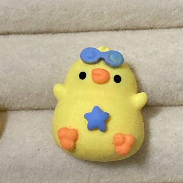 ひよこの可愛いブローチ　ピンバッジ　マスコット　鳥　動物　リラックマやキャラクター好きさんにも^^