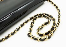 ◇【CHANEL シャネル】エナメル プッシュロック Vステッチ チェーンショルダーバッグ ブラック/ゴールド金具_画像6