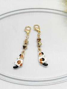 No.429 金具変更◯小さめ三毛猫チャーム☆ペアセット ＃ハンドメイド ピアス イヤリング アクセサリー