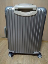 RIMOWA リモワ/ キャリーバッグ . チタンニウム / 機内持ち込み/ 32L / 4輪 /ゴールド / スーツケース キャリーケース / 極美品_画像2