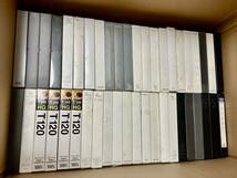 【ジャンク】 大量 セット 使用済 VHS ビデオテープ 77本 未開封２本 合計79本 再生未確認 現状品 SONY maxell FUJIFILM SHARP Konica 他_画像2