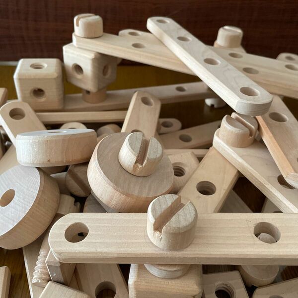 木製知育玩具ネジ巻きして何ができるかな！