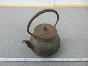 M【11-18】●18 茶道具 鉄瓶 銘有 波千鳥柄湯沸し / 茶器 鉄器 火鉢 五徳 自在鉤