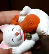 昭和レトロ　福袋を抱く招き猫　在銘　土鈴・土人形　郷土玩具　猫置物_画像5
