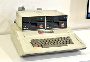 【貴重品】1977 Apple II 後期最終型 / DISK II 2台 / Apple JoyStick / ビデオケーブル　中古美品　可動品