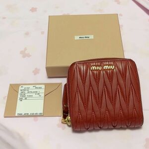 miumiu 箱、カード有 二つ折り財布 マテラッセ レザー 赤