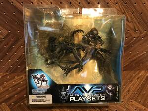 McFarlane Toys　マクファーレントイズ　エイリアンVSプレデター　CELTIC PREDATOR THROWS ALIEN　フィギュア　未開封