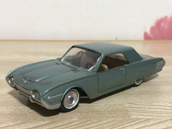 送料無料　当時物　1/43 フォード　サンダーバード　クラシックカー　ミニカー　ソリド solido FORD USA THUNDERBIRD