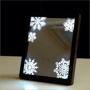 鏡 壁掛け おしゃれ 鏡 卓上ミラー クリスマス 飾り 置き物 置物 オブジェ ウォールミラー 壁飾り 冬 雪の結晶 LEDフレーム スノー電池付