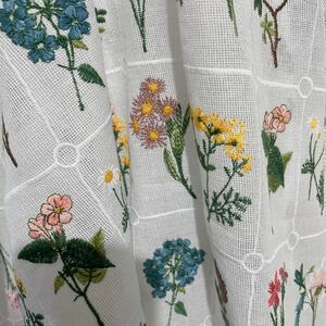 送料無料新品入荷棉素材に花刺繍生地ハギレハンドメイド用