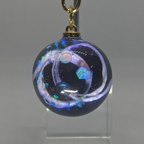 【値下げ】No.132 宇宙玉レジンキーホルダー ハンドメイド エチオピア産オパール クラッシュオパール 渦巻き 25mm玉 