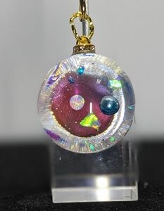 【値下げ】No.136 宇宙玉レジンキーホルダー ハンドメイド エチオピア産オパール クラッシュオパール 渦巻き 25mm玉