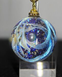 【値下げ】No.125 宇宙玉レジンキーホルダー ハンドメイド バッグチャーム 渦巻き エチオピア産オパール 宇宙塗り 25mm玉