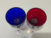D(1011s3) BOHEMIA GLASS ボヘミアグラス ワイングラス ペアグラス 立体 花模様 赤と青 ガラスグラス チェコスロバキア製 CZECHOSLOVAKIA_画像7
