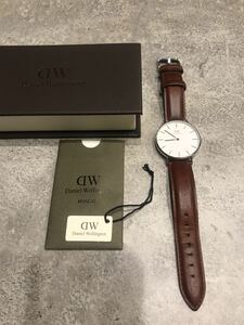 Daniel Wellington ダニエル ウェリントン レザーベルト 茶色 腕時計 ブラウン　シルバー　クォーツ　0607DW