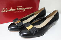 D579 本物 Salvatore Ferragamo サルヴァトーレ フェラガモ VARA ヴァラリボン パンプス シューズ 靴 レザー 黒 black ゴールド 7C 24cm_画像1