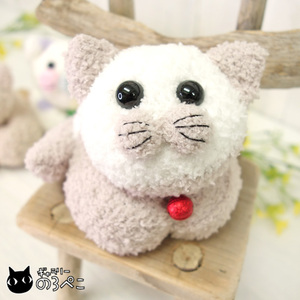 Art hand Auction Fluffy Kobako Sitting Cat Peluche Toy ~ Chat blanc tabby beige avec cloche dorée | C'est un moelleux, duveteux, chat en peluche cousu main♪, œuvres faites à la main, intérieur, marchandises diverses, ornement, objet