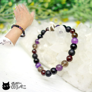 Art hand Auction Black bracelet with amethyst and garnet | Stability and love for mind and body, It is a bracelet made of stones that have a meaning such as amulet♪, handmade, Accessories (for women), others