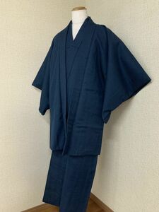 美品　紳士　男性　ウール×絹　アンサンブルの着物　着物と羽織　青藍色　亀甲紋様　お洒落　お出かけに　保管品