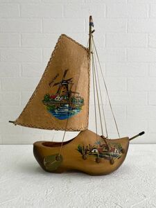 Art hand Auction विंटेज डच स्मारिका, लकड़ी के जूते के आकार का नौकायन जहाज, हॉलैंड, 30सेमी लंबा, हस्तनिर्मित, हाथ से पेंट किया हुआ, हॉलैंड/वॉटरव्हील, दीर्घकालिक भंडारण वस्तु, आंतरिक सहायक उपकरण, आभूषण, पश्चिमी शैली