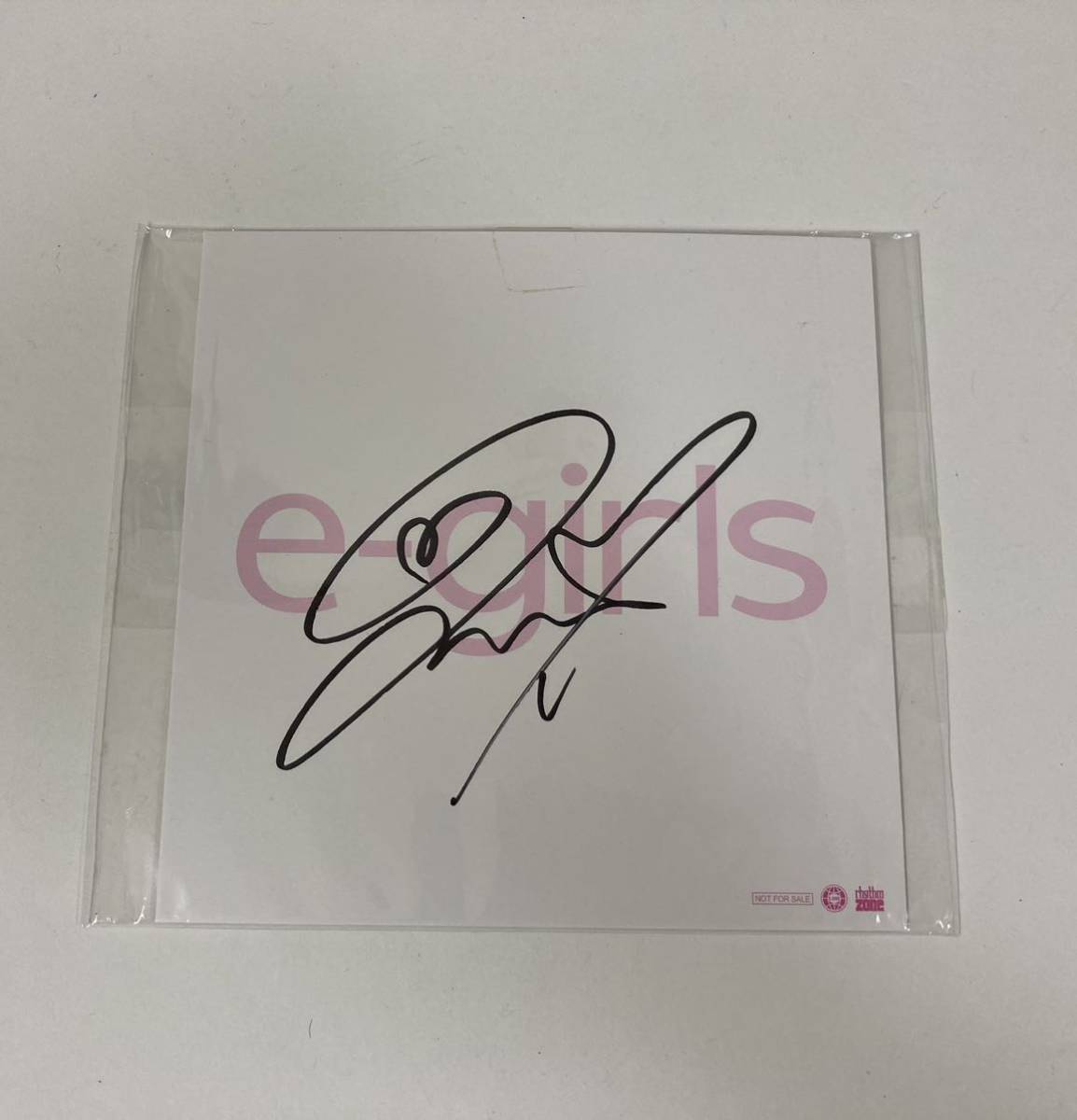 E-Girls Ami signiertes farbiges Papier, Promi-Waren, Zeichen