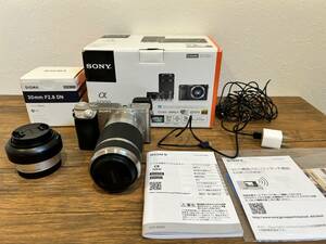 【中古品】SONY ミラーレス一眼レフカメラ α6000 ILCE-6000Y シルバー＋レンズ２本（SIGMA 30mm F2.8 DN,E 55 -210mm F4.5-6.3 OSS）