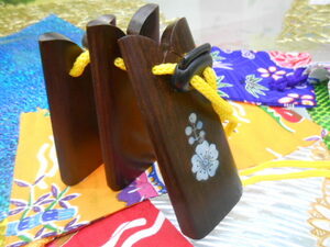 (送料無料)2.890円　沖縄三板(サンバ)楽器　螺鈿花柄入り黒檀製　一個単価の表示です　化粧袋付き