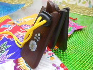 (送料無料)2.890円　沖縄三板(サンバ)楽器　螺鈿花柄入り黒檀製　一個単価の表示です　化粧袋付きです。